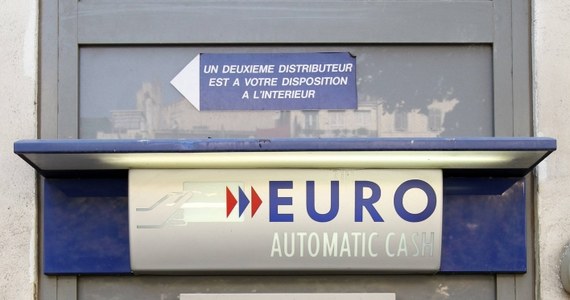 Fałszywe bankomaty do złudzenia przypominające prawdziwe pojawiły się we Francji – alarmuje nadsekwańska policja! Oszuści zaczęli tworzyć kopie urządzeń wypłacających gotówkę przy użyciu nowoczesnych drukarek 3D.