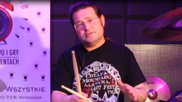 Dariusz Henczel prezentuje sposoby trzymania pałeczek perkusyjnych.