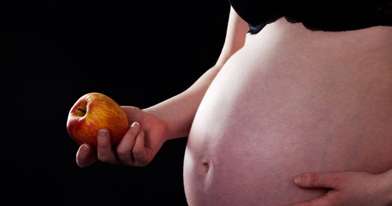 Norweskie położne biją na alarm z powodu nowej mody wśród kobiet w ciąży. W trendzie jest jak najmniej przytyć w ciąży i urodzić jak najmniejsze dziecko. To może prowadzić do niedożywienia płodu – ostrzegają lekarze i pielęgniarki. 