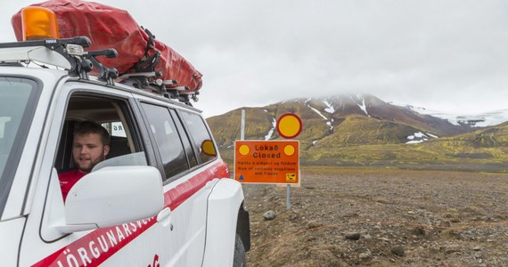 Na powierzchni pokrytej śniegiem i lodem nie ma nawet śladu wstrząsów, ale tylko ostatniej doby wokół wulkanu Bardarbunga ziemia zatrzęsła się około 700 razy. Kiedy Europa obawia się kolejnej chmury wulkanicznej i zakłóceń w ruchu lotniczym, mieszkańcy Islandii boją się powodzi.