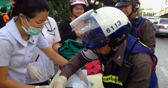 Policja w Bangkoku prowadzi specjalne szkolenia dla swoich funkcjonariuszy. Mają oni pomagać kobietom, które w drodze do szpitala zaczęły rodzić. To bardzo częste przypadki na zatłoczonych autostradach stolicy Tajlandii.