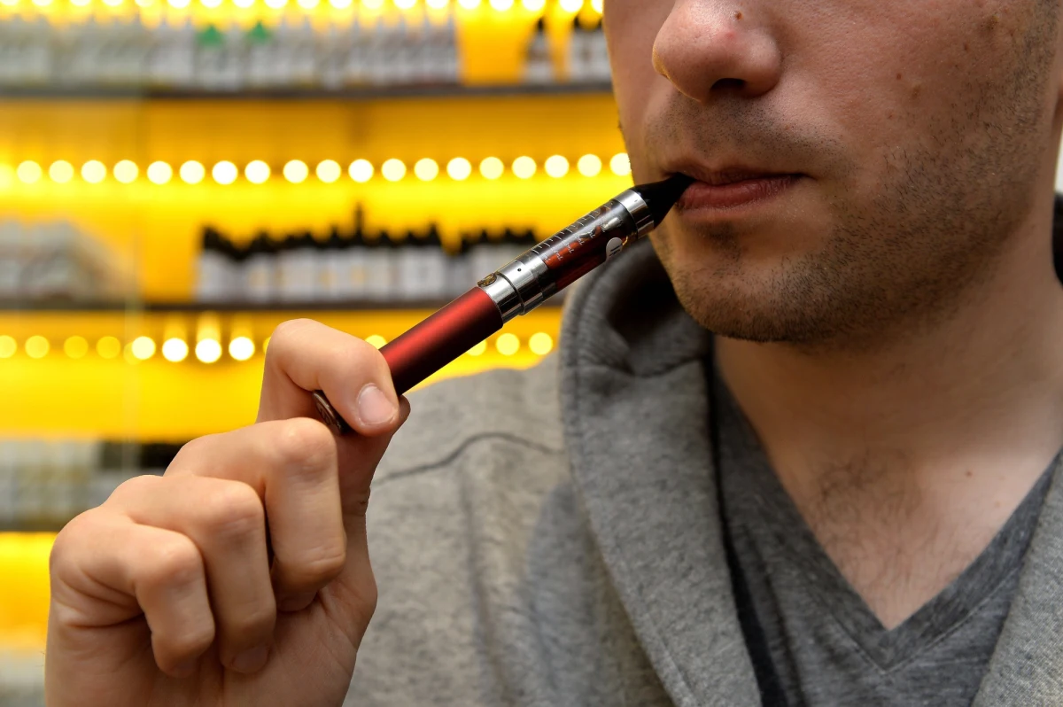 Światowa Organizacja Zdrowia (WHO) opublikowała od dawna oczekiwany raport na temat elektronicznych papierosów. Wezwała w nim do wprowadzenia zakazu korzystania z nich w zamkniętych miejscach publicznych, reklamowania i sprzedaży osobom nieletnim. 