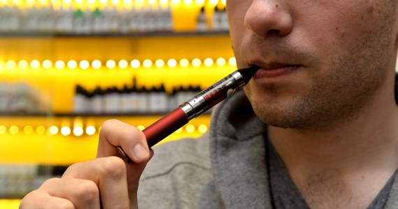 Światowa Organizacja Zdrowia (WHO) opublikowała od dawna oczekiwany raport na temat elektronicznych papierosów. Wezwała w nim do wprowadzenia zakazu korzystania z nich w zamkniętych miejscach publicznych, reklamowania i sprzedaży osobom nieletnim. 
