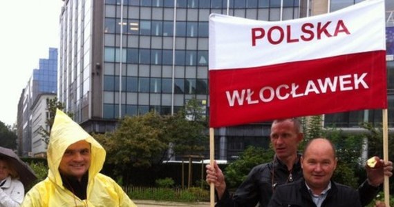 Blisko 200 polskich rolników protestowało w Brukseli przeciwko zaproponowanym przez Komisję Europejską zasadom wypłacania rekompensat za straty poniesione w związku z rosyjskim embargiem na produkty rolno-spożywcze z UE. Przed siedzibami Komisji Europejskiej i Parlamentu Europejskiego rolnicy rozdawali urzędnikom i przechodniom polskie jabłka i paprykę. 