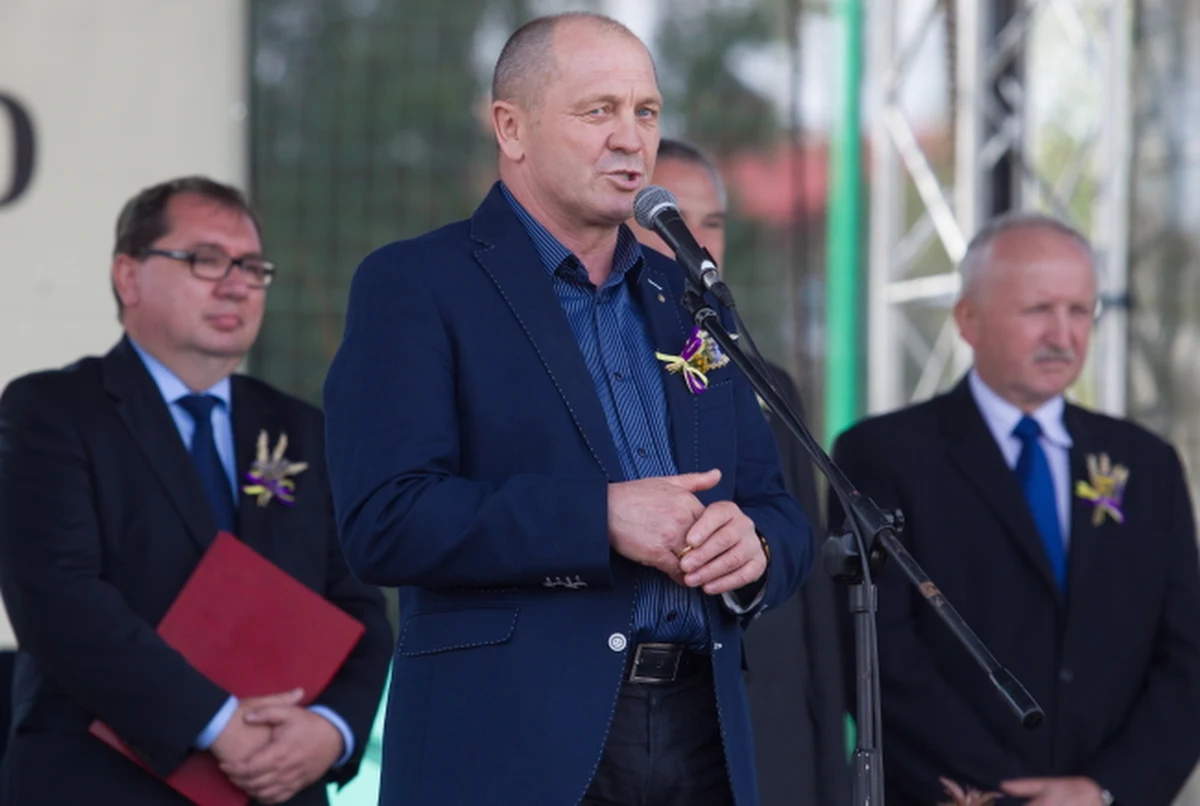 Nieustające ataki polskiego ministra rolnictwa na Komisję Europejską budzą w Brukseli irytację i zamiast pomóc, mogą nam zaszkodzić. Bruksela uważa, że Sawicki rozbudził nierealne oczekiwania wśród producentów owoców i warzyw, sugerując, zaraz po wprowadzeniu przez Rosję embarga, że mogą oni dostać nawet pół miliarda euro rekompensat. Tymczasem cały fundusz to nieco ponad 400 mln euro, a krajów jest 28. 