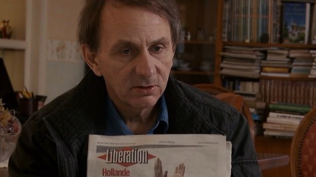 Punktem wyjścia filmu jest tajemnicze zaginięcie Houellebecqa w czasie trasy promocyjnej "Mapy i terytorium", kiedy nie pojawił się na spotkaniach z belgijskimi czytelnikami. Film Guillaume'a Niclouxa podaje inną wersję wydarzeń: pisarz został zapakowany do wielkiej metalowej skrzyni i wywieziony do wiejskiego domu przez trzech braci polskiego pochodzenia.