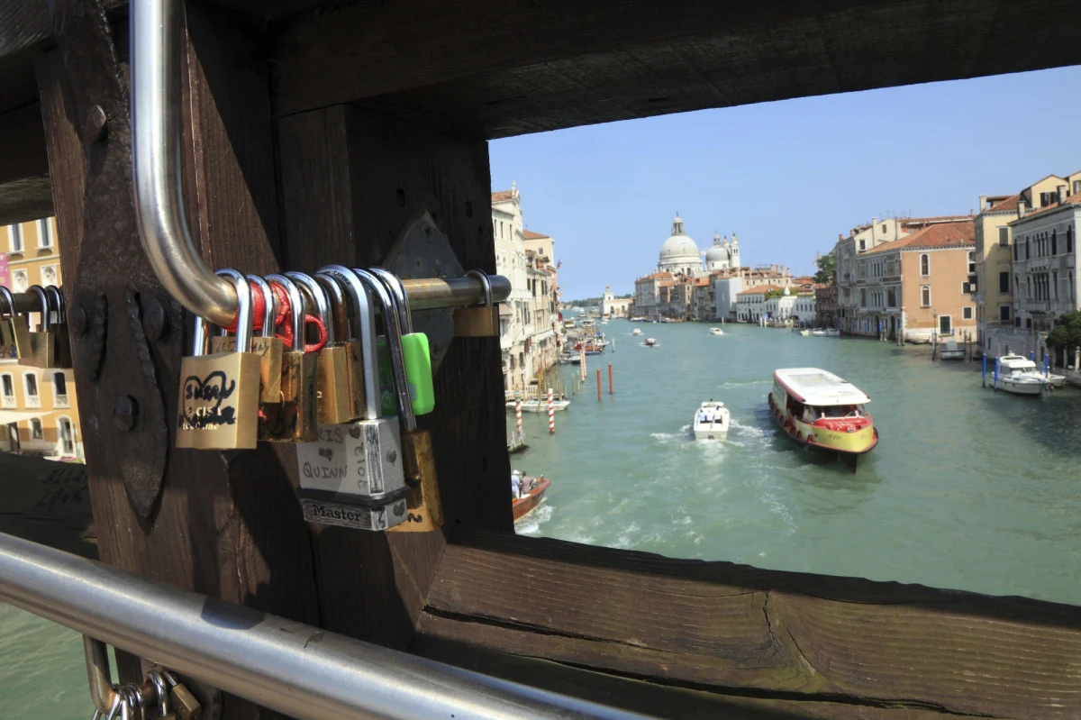 W Wenecji przystąpiono do usuwania kłódek, zawieszonych przez zakochanych na mostach i w pobliżu zabytków. O wadze tego problemu, i to w dosłownym znaczeniu, świadczy to, że tylko na Moście Akademii zaczepiono ponad 20 tysięcy "kłódek miłości".