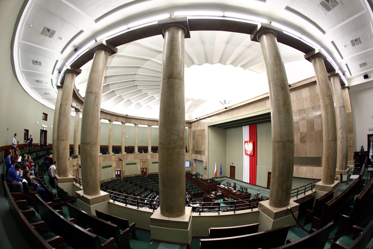 O 51 mln zł w stosunku do tegorocznego budżetu mają w 2015 r. wzrosnąć wydatki Kancelarii Sejmu. Wstępny projekt budżetu dot. Kancelarii Sejmu pozytywnie zaopiniowała Komisja Regulaminowa i Spraw Poselskich. Wzrost wydatków ma związek m.in. z inwestycjami. 