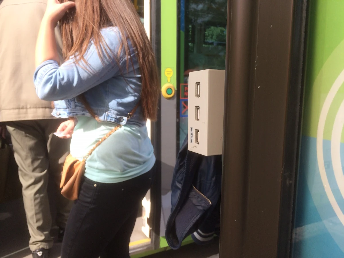 W telefonie komórkowym rozładowała się bateria? We Wrocławiu to żaden problem. Na 11 przystankach komunikacji miejskiej pojawiły się specjalne stacje dokujące. Wystarczy ładowarka z wejściem USB i aparat typu smartphone. Telefon można ładować za darmo. 