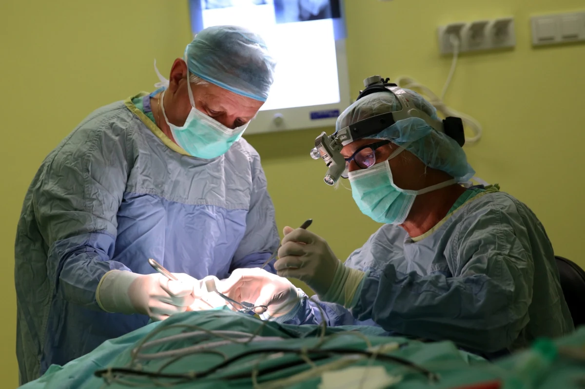 Chorwacki minister zdrowia Sinisza Varga musi zmierzyć się ze skandalem, który wybuchł w szpitalu w mieście Bjelovar, na wschód od Zagrzebia, gdzie podczas operacji asystowała sprzątaczka - napisał w środę w Chorwacji dziennik "Jutarnji list".