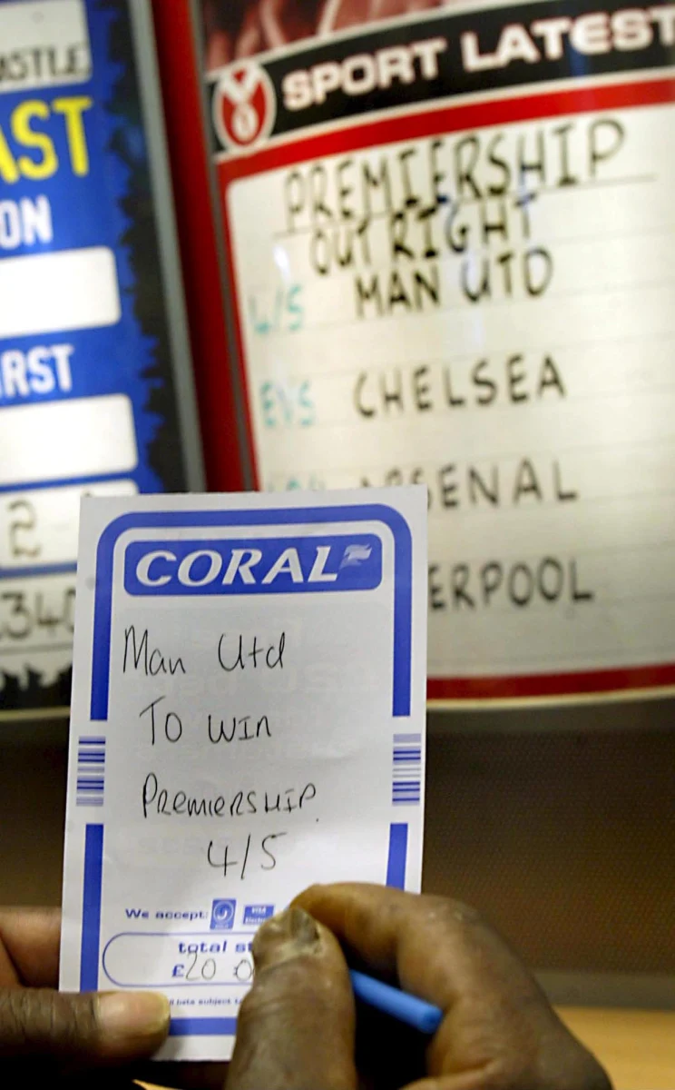 Porażka Manchesteru United 0:4 z trzecioligowym MK Dons w 2. rundzie Pucharu Ligi była szokująca dla większości komentatorów i kibiców w Anglii. Cieszyła się za to jedna z fanek, która postawiła na taki wynik 2,5 funta... przez pomyłkę. Wygrała 1250 funtów.