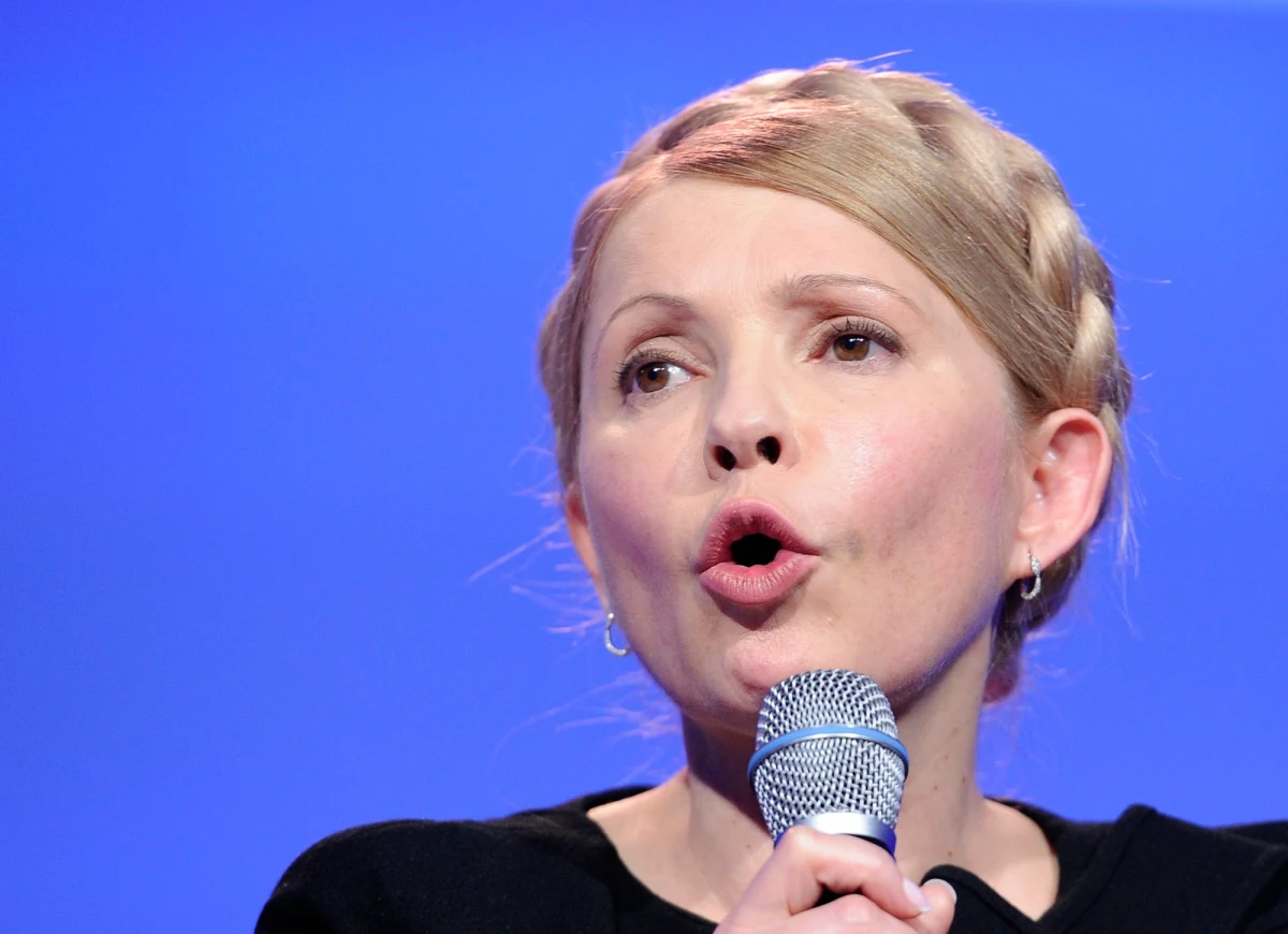 Była premier Ukrainy i przywódczyni partii rządzącej Batkiwszczyna (Ojczyzna) Julia Tymoszenko zaapelowała o natychmiastowe wprowadzenie stanu wojennego w związku z rosyjską agresją wojskową na jej kraj. "Na terytorium Ukrainy wtargnęła w nocy rosyjska armia. Nie mamy prawa chować głowy w piasek i nie możemy nadal nazywać wydarzeń na wschodniej Ukrainie akcją terrorystyczną prowadzoną przez jakichś nieznanych separatystów. Należy jasno stwierdzić, że Rosja rozpoczęła przeciwko Ukrainie wojnę" - głosi oświadczenie byłej premier.