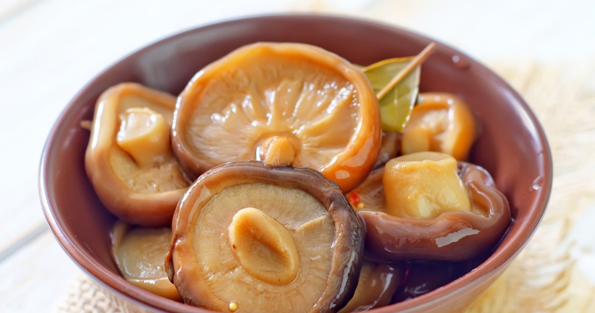 Tak marynuje rydze Ewa Wachowicz. Jeden składnik zaskakuje