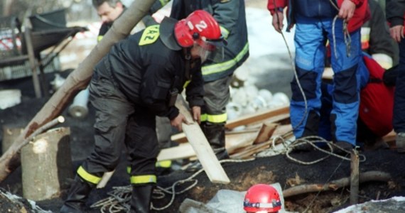 Mężczyzna przysypany przez ziemię zginął w biedaszybie przy ulicy Strzegomskiej w Wałbrzychu. Straż pożarna przez kilka godzin zabezpieczała blisko 6-metrowy szyb, aby dotrzeć do ciała ofiary. Akcja zakończyła się po godz. 18.  