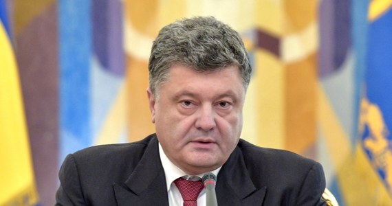 Sytuacja na wschodzie Ukrainy jest trudna, ale znajduje się pod kontrolą władz państwa - oświadczył prezydent Petro Poroszenko na zwołanym w trybie pilnym posiedzeniu ukraińskiej Rady Bezpieczeństwa Narodowego i Obrony (RBNiO). "Będę mówił szczerze: sytuacja jest bez wątpienia bardzo trudna i nikt nie ma zamiaru tego ukrywać, jednak znajduje się pod wystarczającą kontrolą, byśmy nie ulegali panice, zachowywali trzeźwy umysł i potrafili planować dalsze działania" - powiedział prezydent Ukrainy podczas otwartej dla dziennikarzy części posiedzenia w Kijowie. 