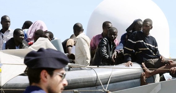 Włoska policja aresztowała siedmiu przemytników imigrantów. Tożsamość Egipcjan ustalono na podstawie "selfie", które zrobili sobie na pokładzie z 440 stłoczonymi uciekinierami z Afryki i Bliskiego Wschodu.