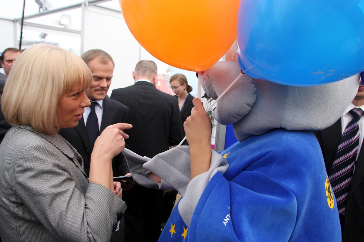 Elżbieta Bieńkowska ma wielkie szanse na funkcję, o której wszyscy polscy politycy mogą tylko pomarzyć. Jak podaje dzisiejszy „Fakt” to nie Radosław Sikorski - formalnie zgłoszony kandydat rządu - a Elżbieta Bieńkowska zostanie nowym polskim komisarzem. Przed sobotnim szczytem w Brukseli karty zostały już rozdane.