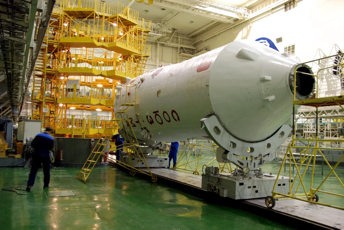 Francuscy eksperci opowiadają się za wstrzymaniem współpracy z Rosją w sferze wysyłania w kosmos satelitów europejskiego programu geolokalizacji Galileo, który ma być konkurentem amerykańskiego GPS. Szef francuskiego Państwowego Centrum Badań Kosmicznych zasugerował, że rosyjskie rakiety Sojuz powinny zostać zastąpione europejskimi rakietami Ariane.