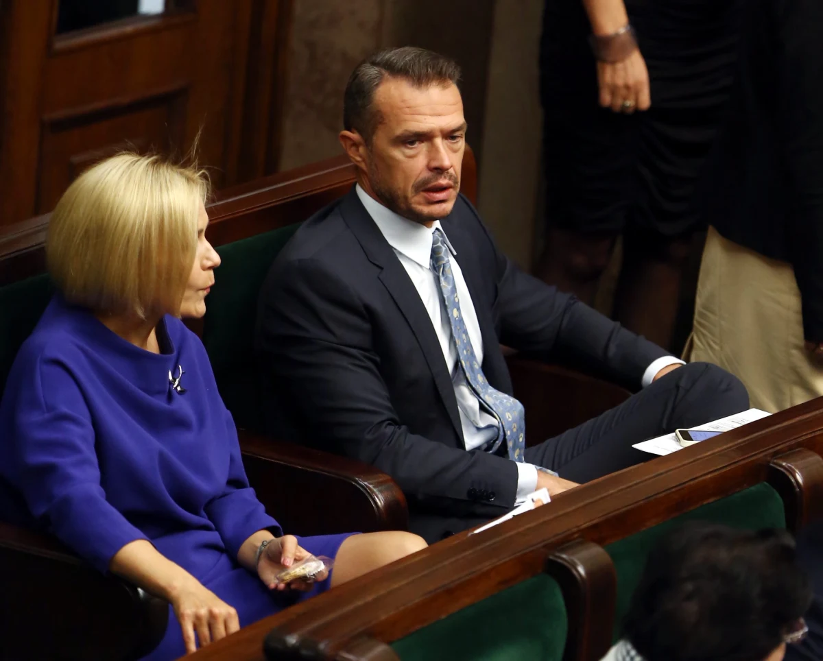 Sławomir Nowak pojawił się dziś w Sejmie, nawet głosował, ale mandatu wciąż nie złożył. 16 czerwca Nowak złożył rezygnację z członkostwa w Platformie Obywatelskiej. W tym samym dniu Prokuratura Okręgowa Warszawa-Praga wszczęła śledztwo ws. rozmowy między Nowakiem a Andrzejem Parafianowiczem opublikowanej przez tygodnik „Wprost”. 