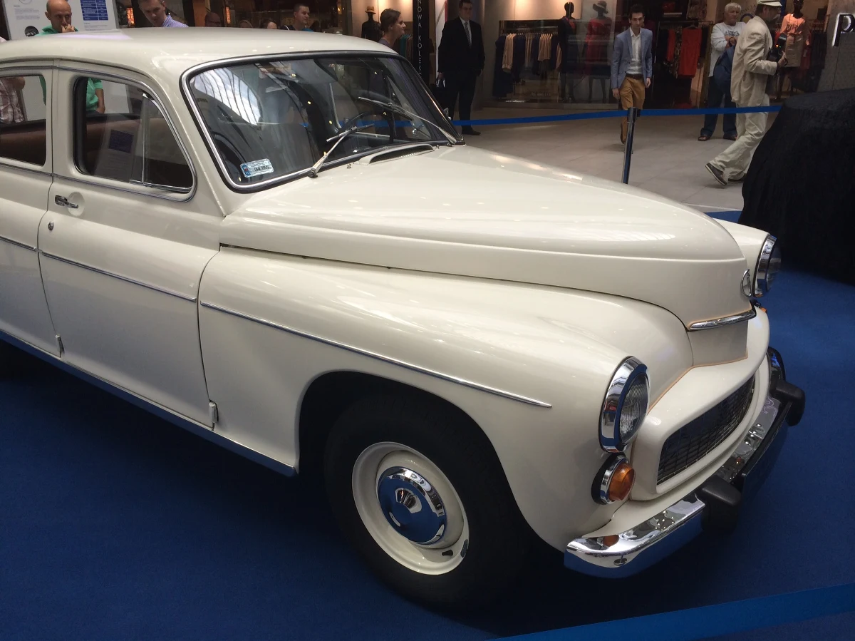 545 koni mechanicznych. Maksymalna prędkość 330 kilometrów na godzinę. Przyspieszenie – 4,5 sekundy do 100 kilometrów na godzinę. To osiągi nowej Warszawy. Legendę polskiej motoryzacji na warsztat wzięli projektanci z Wrocławia i tak oto powstał model New Warsaw. 