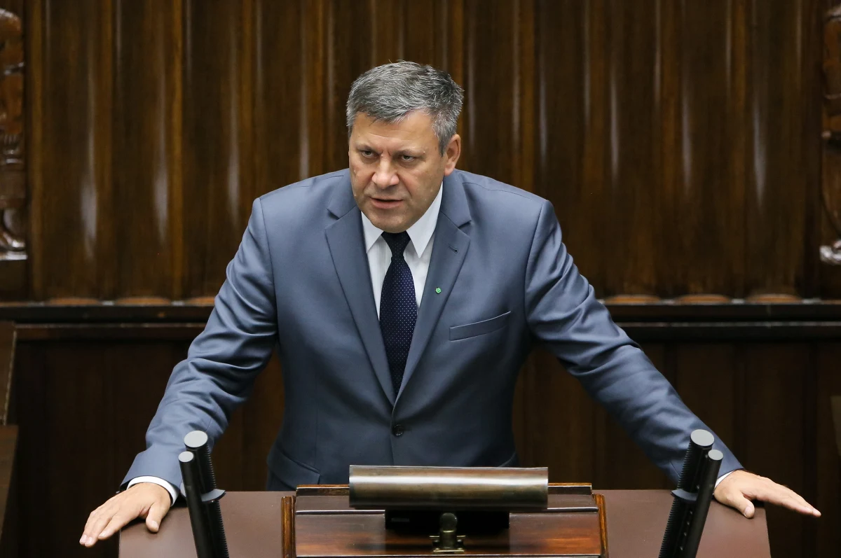 W czerwcu wicepremier Janusz Piechociński publicznie zapowiadał, że jeżeli do 20 sierpnia tzw. afera taśmowa nie zostanie całkowicie wyjaśniona przez aparat państwa, to doprowadzi on do przedterminowych wyborów. Dziennikarze dobrze zapamiętali tę obietnicę, ale najwyraźniej zapomniał o niej sam prezes koalicyjnego Polskiego Stronnictwa Ludowego. Kiedy minął termin ultimatum, przedstawiciele mediów zaczęli go energicznie wypytywać, czy wywiąże się ze swojej zapowiedzi.