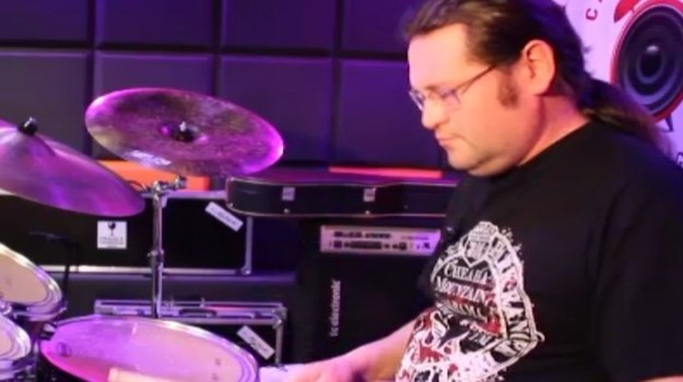 Dariusz Henczel prezentuje, jak grać jedynki i dwójki – proste ćwiczenie na perkusji.