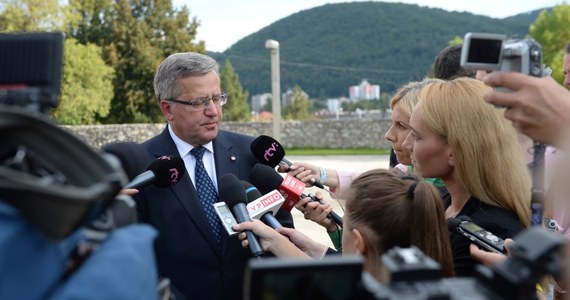 Prezydent Bronisław Komorowski powiedział w wywiadzie dla radia Deutschlandfunk, że wobec rosyjskiej inwazji na Ukrainę konieczne są sankcje przeciw Rosji oraz wzmocnienie wschodniej flanki NATO. Ostrzegł przed polityką ustępstw wobec Kremla. Zdaniem prezydenta stawką w tej grze jest to, czy uda się przeszkodzić prezydentowi Władimirowi Putinowi w utworzeniu nowych stref wpływu. "Strefy wpływów oznaczają odbudowę rosyjskiego imperium, które dawniej sięgało aż po Odrę i Łabę, a istniały też plany rozszerzenia go po Pireneje" - powiedział Komorowski. 