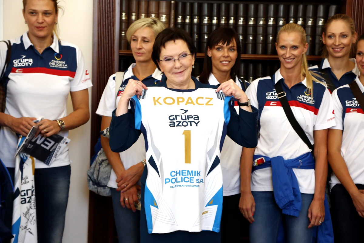 ​Ewa Kopacz byłaby dobrym premierem - powiedziała w wiceprzewodnicząca Platformy Obywatelskiej Hanna Gronkiewicz-Waltz, pytana o możliwość objęcia przez Kopacz funkcji premiera po Donaldzie Tusku. Jak dodała jednak, "na razie nie należy dzielić skóry na niedźwiedziu".