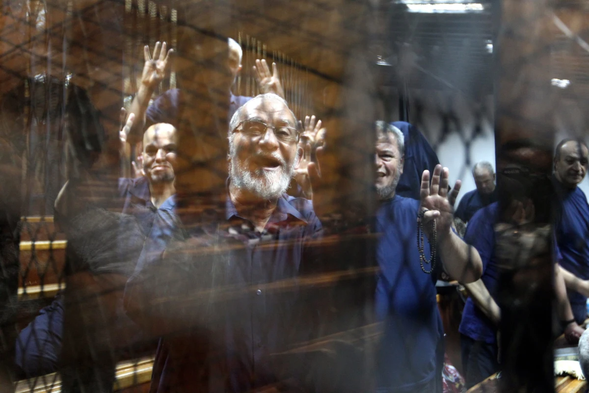 Duchowy przywódca Bractwa Muzułmańskiego Mohamed Badie i siedmiu członków Bractwa zostało skazanych na karę dożywotniego więzienia za podżeganie do przemocy, planowanie rozruchów, morderstwo i sabotaż - podały źródła sądowe. Sześciu skazano na śmierć.