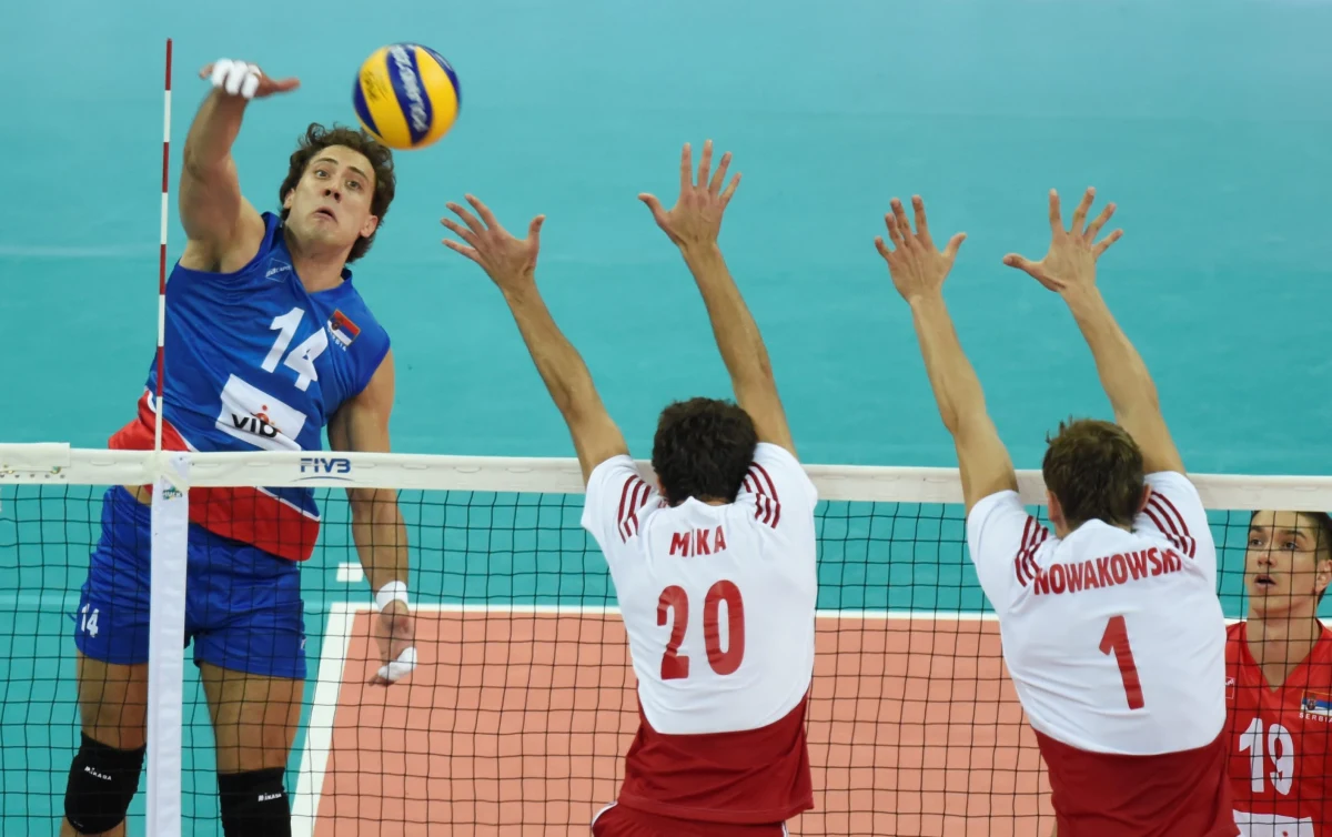 Polscy siatkarze wygrali z Serbami 3:0 (25:19, 25:18, 25:18) na Stadionie Narodowym w Warszawie w inauguracyjnym meczu mistrzostw świata. Kolejnymi rywalami biało-czerwonych będą we wtorek we Wrocławiu Australijczycy.
