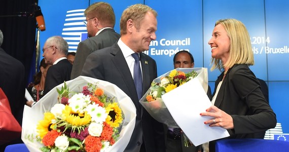 "Wybrano. Donald Tusk został wybrany na szefa Rady Europejskiej" - podał tuż przed godziną 19.30 na Twitterze Herman van Rompuy. Wiadomo też, że szefową unijnej dyplomacji została Federica Mogherini. Według kalendarza prac UE Tusk ma objąć swą funkcję 1 grudnia i będzie sprawował urząd przez 2,5 roku.