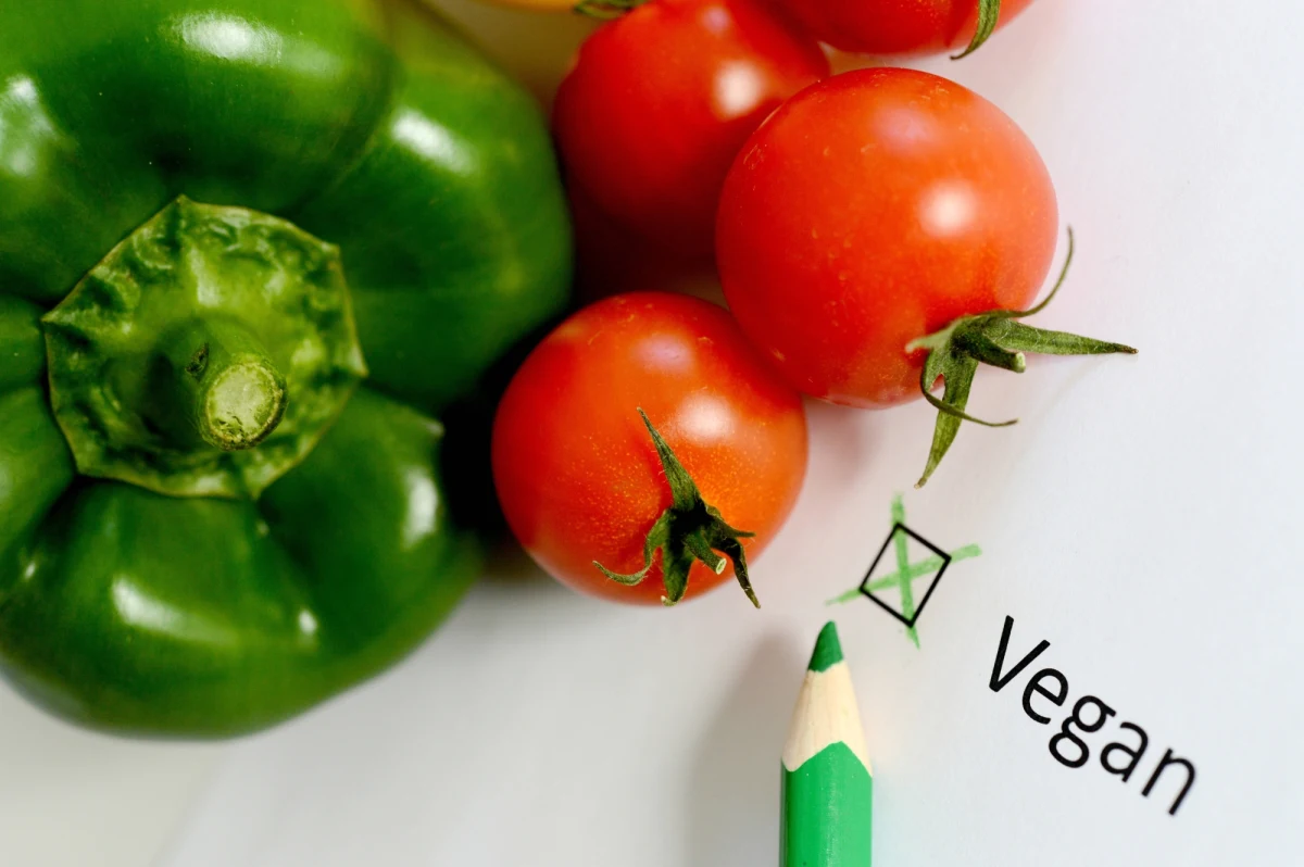 Wegetarianizm to styl życia, który wyłącza z diety mięso. Weganie z kolei nie jedzą w ogóle produktów zwierzęcych. Co przygotować, jeśli gościmy kogoś takiego? O co nie pytać? Dziś parę zdań na temat savoir-vivre’u dla mięsożerców i wegetarian.