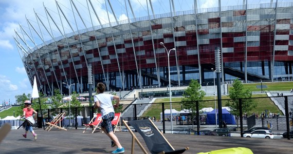 Siedem tysięcy osób z 20 krajów biegnie dziś trasą BMW Półmaratonu Praskiego. Wśród nich są m.in. mistrz olimpijski i świata w wioślarstwie Adam Korol oraz były reprezentant Polski w piłce nożnej Michał Żewłakow.