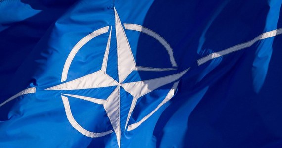 Na najbliższym szczycie NATO podejmie decyzję o utworzeniu pięciu nowych baz wojskowych na terenie Europy Środkowej i Wschodniej oraz oddziału szybkiego reagowania o sile 4 tysięcy żołnierzy - informuje "Frankfurter Allgemeine Zeitung" . Bazy mają powstać w trzech krajach bałtyckich, Polsce i Rumunii. 
