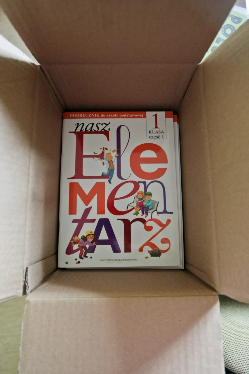 Rodzice i dzieci w nowym roku szkolnym 2014/2015 muszą przygotować się na wiele zmian. Najważniejsze z nich to m.in. obowiązek szkolny dla sześciolatków, darmowy "Nasz elementarz", sprawdzian dla szóstoklasistów i matura przeprowadzana według nowych zasad oraz ułatwienia w dostępie do lekcji etyki.