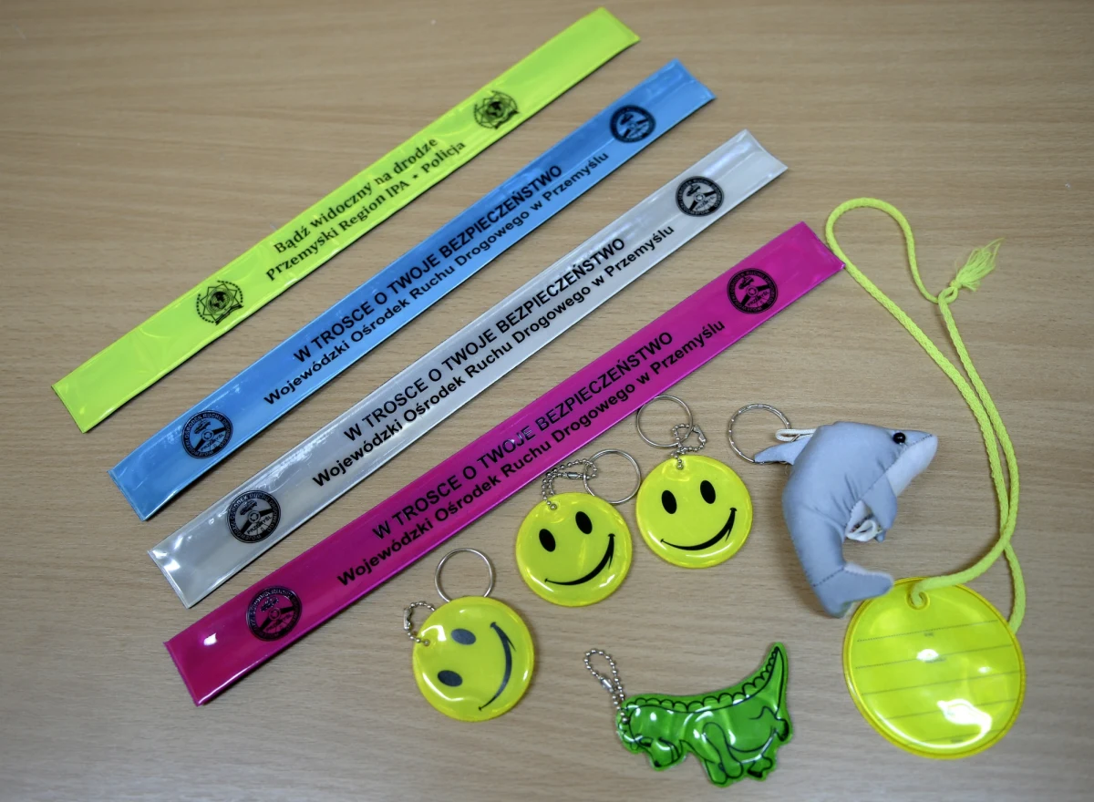 Od dziś obowiązek noszenia odblasków mają wszyscy piesi poruszający się poza terenem zabudowanym. "To tylko kilka złotych, a dzięki nim pieszy jest lepiej widoczny" - przekonują sprzedawcy odblasków. 