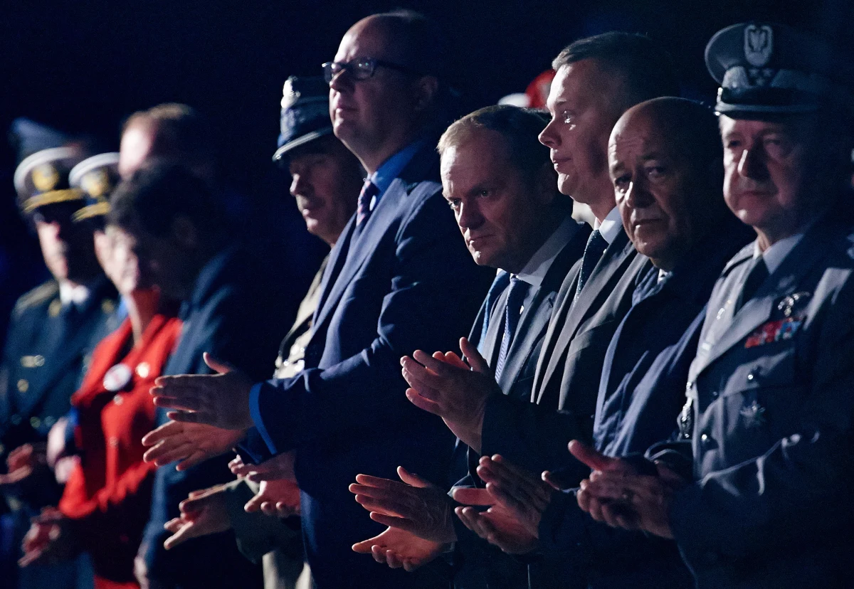 "Wezwanie 'nigdy więcej wojny' nie może być więcej manifestem słabych i bezradnych" - powiedział premier Donald Tusk na gdańskim Westerplatte podczas uroczystości 75. rocznicy wybuchu II wojny światowej. Te rozpoczęły się tradycyjnie krótko przed godz. 4.45, o której to porze 1 września 1939 r. nastąpił niemiecki atak na polską Wojskową Składnicę Tranzytową ulokowaną na półwyspie. 
