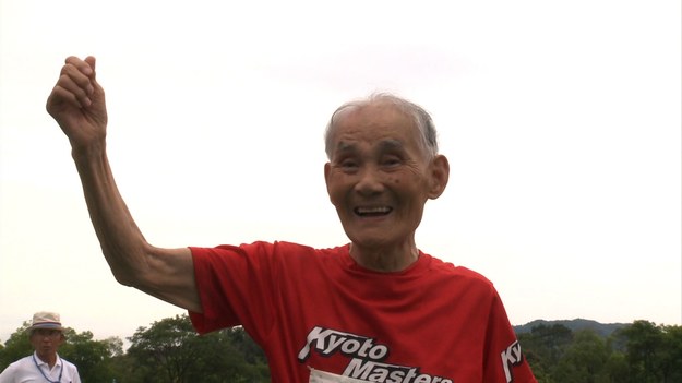 Hidekichi Miyazaki niedługo skończy 104 lata, ale wciąż świetnie radzi sobie na bieżni. Dystans 100 metrów pokonuje w czasie krótszym niż 30 sekund! 85-letnia Mitsue Tsuji trenuje trójskok i pchnięcie kulą. 78-letnia Yoko Nakano biega w maratonach, a na koncie ma rekord świata ustanowiony w swojej kategorii wiekowej…


Zdrowie i sprawność japońskich seniorów są już legendarne. W kraju tym żyje 6 tysięcy emerytów, którzy regularnie biorą udział w imprezach sportowych. Ogromne znaczenie dla ich świetnej formy ma nie tylko aktywność fizyczna, ale też lekkostrawna dieta i pogoda ducha. Czyżby Japończycy odkryli sekret długowieczności?