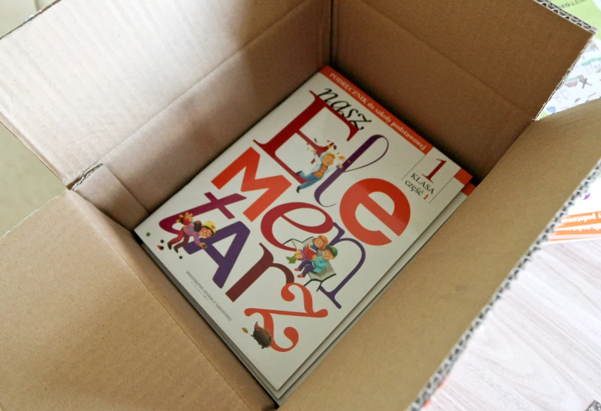 Początek nowego roku szkolnego tradycyjnie staje się festiwalem samozadowolenia i oświatowych obietnic rządzących. W tym roku ów festiwal zdominowały kwestie rządowego elementarza i generalnie edukacji najmłodszych. Szczególnie wokół tej pierwszej sprawy trwa prawdziwy show rządzących, chociaż już teraz widać wyraźnie niektóre skutki wprowadzenia „bezpłatnego” podręcznika dla pierwszoklasistów. 