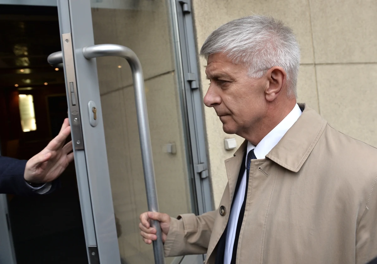 Prezes NBP Marek Belka przybył do warszawskiej prokuratury, gdzie ma zeznawać jako świadek w śledztwie dotyczącym domniemanego "naruszenia niezależności NBP" w związku z nielegalnie nagraną jego rozmową z szefem MSW Bartłomiejem Sienkiewiczem.  