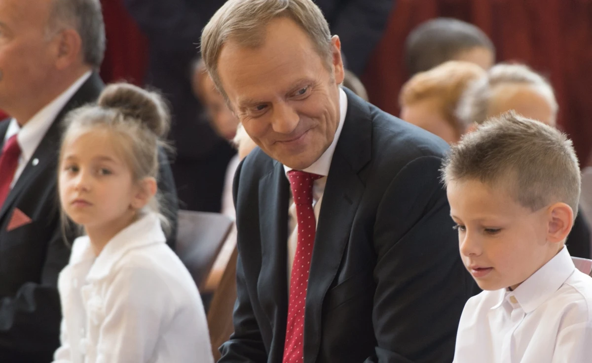 "To jest dzień naszych polskich dzieciaków" - powiedział premier, który 1 września pojawił się w szkole w Ostrowcu Świętokrzyskim. "Cieszę się, że zdążyliśmy na 1 września z darmowym podręcznikiem" - dodał Donald Tusk. 