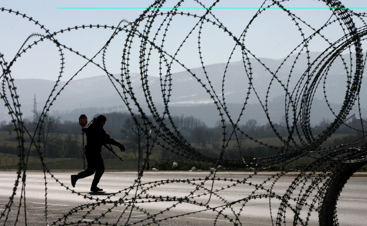 Bośniacka policja zatrzymała 13 byłych żołnierzy sił Serbów bośniackich i policjantów podejrzewanych o morderstwa i prześladowania setek bośniackich Chorwatów i Muzułmanów w pierwszym okresie wojny toczącej się w latach 1992-1995. Zatrzymanym zarzuca się zabicie co najmniej 40 ludzi.