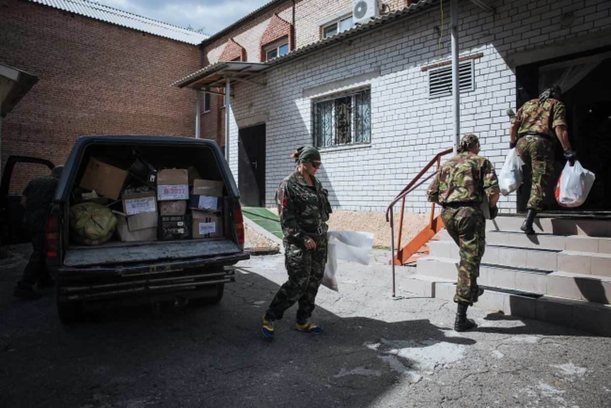 Spotkanie grupy kontaktowej Rosja-Ukraina-OBWE w Mińsku nie przyniosło rezultatów. Ukraińskie siły rządowe wycofały się z lotniska w Ługańsku na wschodzie Ukrainy. Z kolei doradca szefa MSW Ukrainy Anton Heraszczenko oświadczył, że otwarta agresja Rosji na jego kraj rozpoczęła się 24 sierpnia, a nie trzy dni później, gdy rosyjskie wojska weszły do Nowoazowska nad Morzem Azowskim i kiedy władze w Kijowie przyznały, że nastąpiła inwazja.