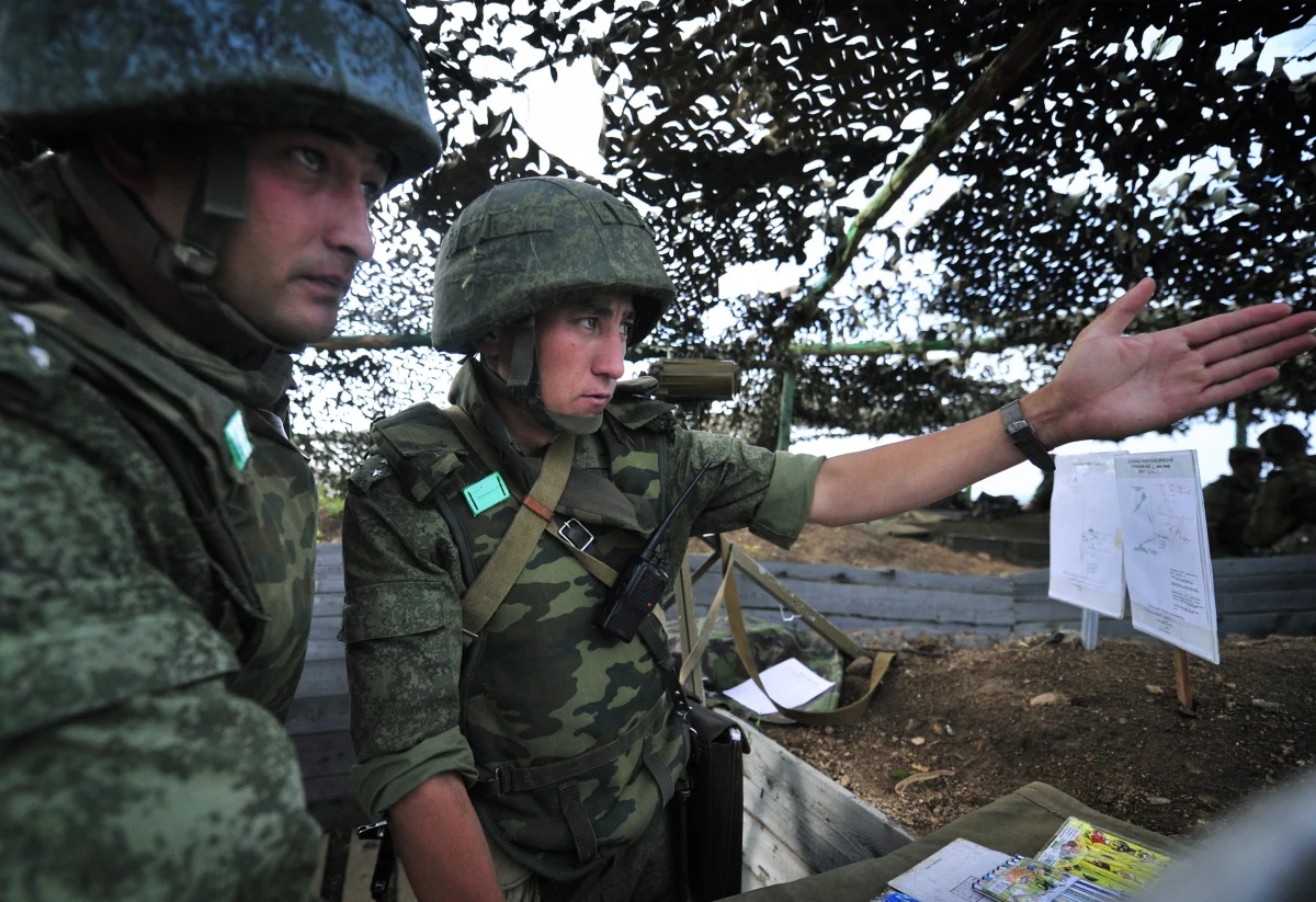 Gdybym chciał, nasze wojska zajęłyby Kijów w dwa tygodnie - tak miał się przechwalać w rozmowie telefonicznej z szefem Komisji Europejskiej Jose Manuelem Barroso prezydent Rosji Władimir Putin. Rosjanie konsekwentnie zaprzeczają, że wysyłają żołnierzy wspierających rebelię w Donbasie. Kijów odpowiada - w starciach na wschodzie Ukrainy zginęło już około 2 tysięcy rosyjskich żołnierzy. Tak miał stwierdzić doradca ministra obrony Ołeksandr Daniljuk.