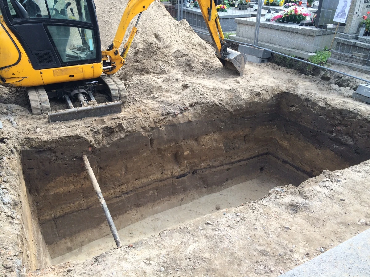 Na Łączce na Wojskowych Powązkach w Warszawie zaczął się kolejny etap poszukiwań szczątków ofiar zbrodni komunistycznych. Do tej pory udało się tam odnaleźć prawie 200 zamordowanych osób. "To wszystko odbywa się za późno" - komentują rodziny Żołnierzy Wyklętych. 