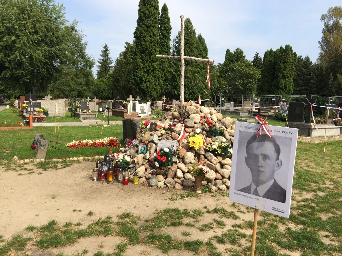 „Za mało, za późno i zbyt wiele niedotrzymanych obietnic” - tak pojawienie się archeologów na Łączce komentują rodziny Żołnierzy Niezłomnych. Historycy z IPN szukają bohaterów antykomunistycznego podziemia - generała Emila Fildorfa, pułkownika Witolda Pileckiego i kilkudziesięciu innych pomordowanych. Z Tadeuszem Płużańskim, prezesem Fundacji Łączka rozmawiał reporter RMF FM Grzegorz Kwolek.