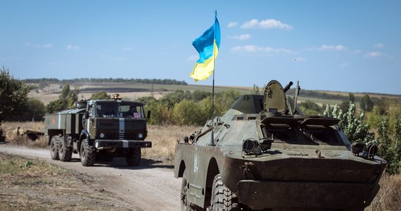 Na wschodzie  Ukrainy trwają walki między ukraińskimi siłami rządowymi a prorosyjskimi separatystami wspieranymi przez wojska rosyjskie. Tymczasem Unia Europejska przygotowuje nowe sankcje wobec Rosji, a prezydent Obama przybywa do Estonii demonstrując wsparcie dla wschodniej flanki NATO. 