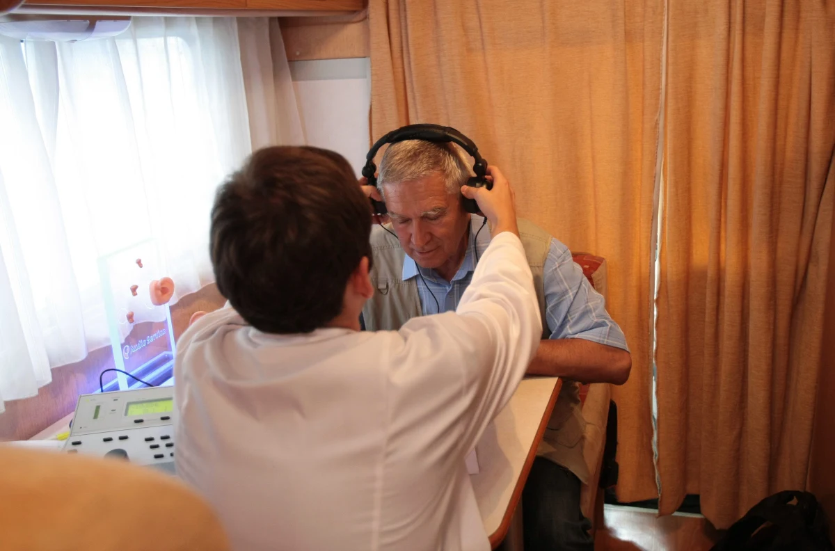 Nad znanym w całym kraju Instytutem Fizjologii i Patologii Słuchu, kierowanym przez prof. Henryka Skarżyńskiego, zbierają się czarne chmury - donosi "Puls Biznesu". Do państwowej jednostki z podwarszawskich Kajetan weszli kontrolerzy z Ministerstwa Zdrowia i Narodowego Funduszu Zdrowia. 