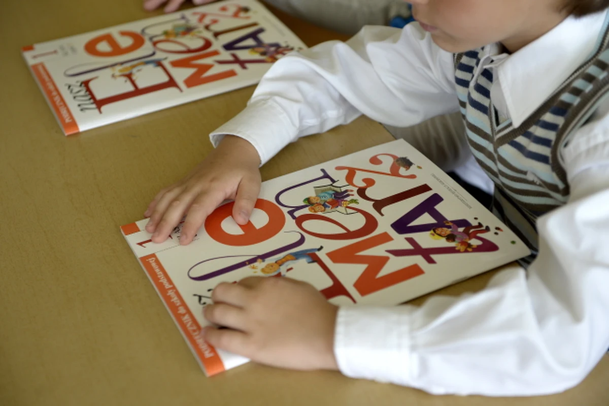 Część podstawówek osobliwie obchodzi się z rządowym elementarzem, np. chowa go w bibliotekach, "by się nie zniszczył", a uczniom każe drukować strony na kolejne lekcje. "Gazeta Wyborcza" podkreśla, że takie przypadki należy zgłaszać do kuratorium. 