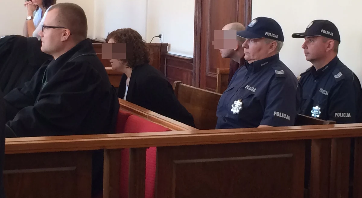 Jest wyrok w procesie ws. śmierci dwójki dzieci z rodziny zastępczej w Pucku. Sąd w Gdańsku skazał na dożywocie zastępczą matkę, a jej męża na 5 lat więzienia.